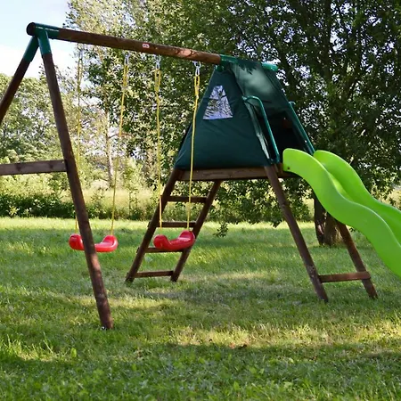 Zielone Kusin, Feriehus